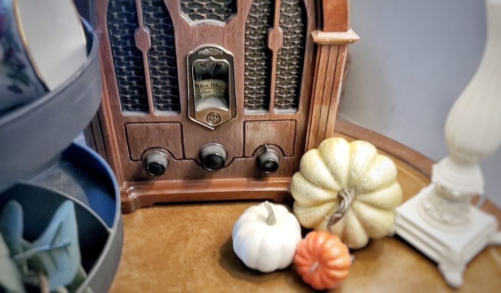 Old vintage radio in our fireside room.