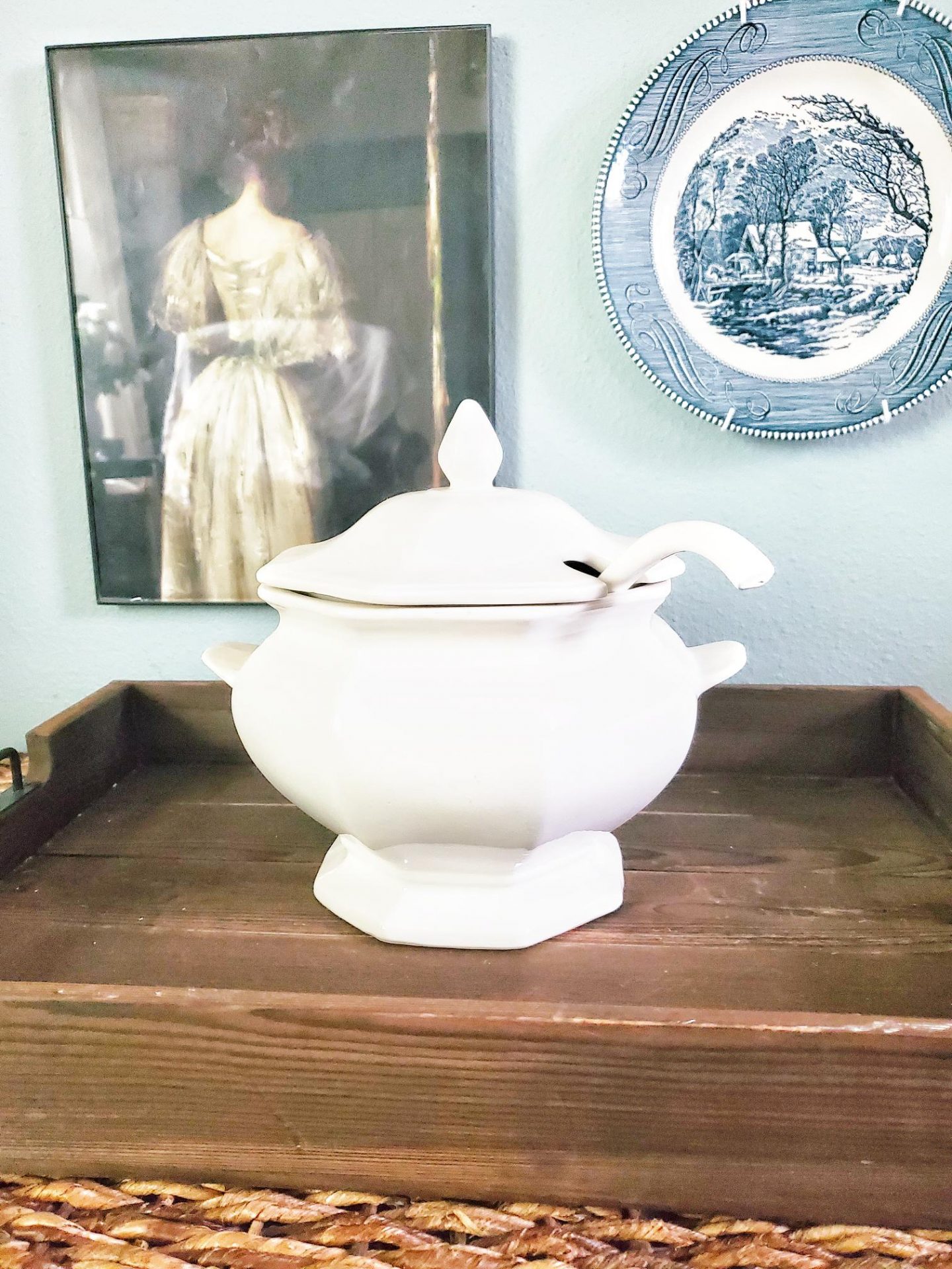 White tureen placed on top of dark tray. This highlights this tureen beautifully. The power of light & dark decorating.