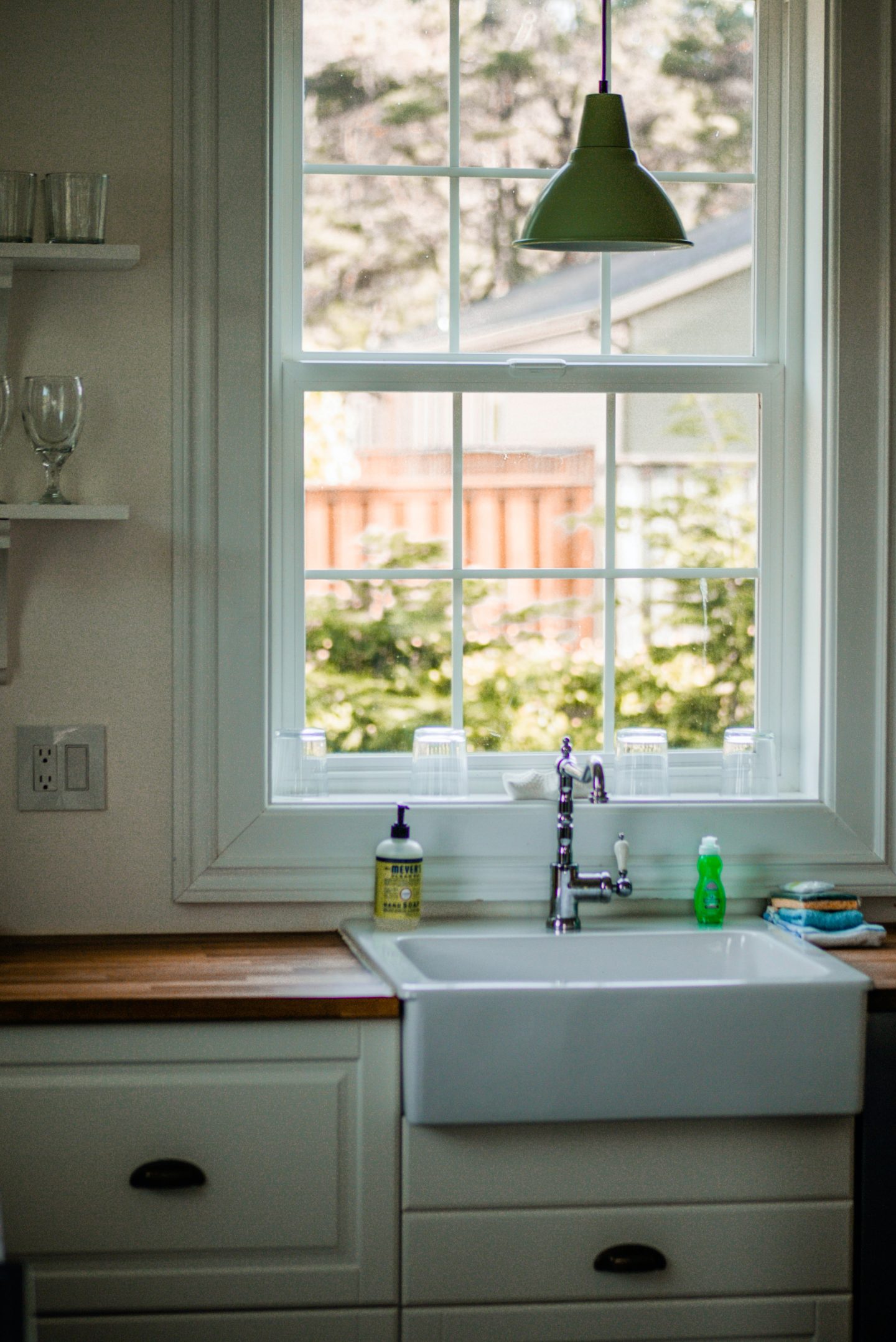 Kitchen sink and faucet with farmhouse style.